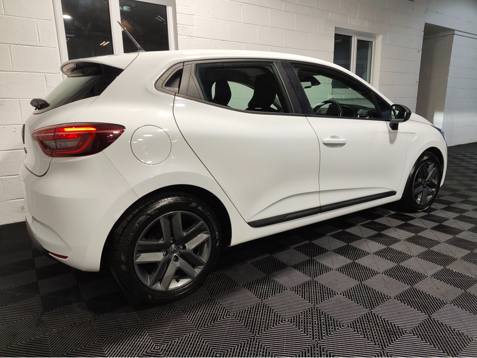 2022 Renault Clio - image 8