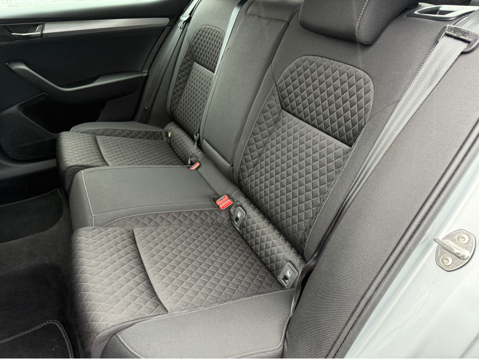 2022 Skoda Superb - image 10