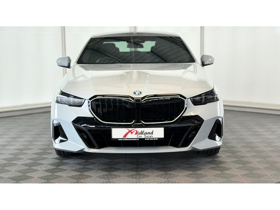 2025 BMW 5 Series - image 9