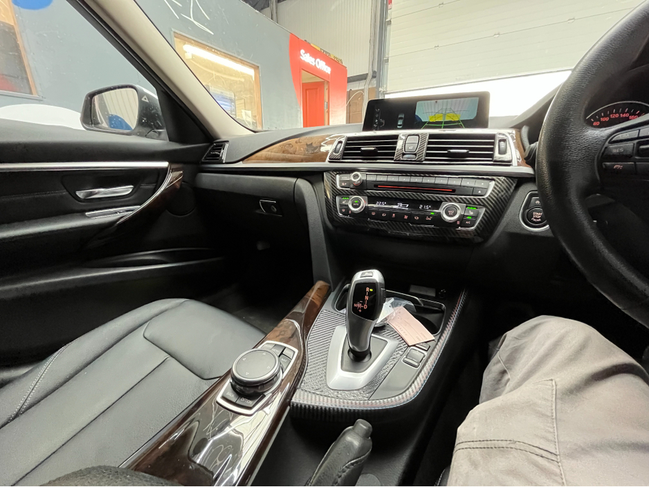 2017 BMW 3 Series - image 16