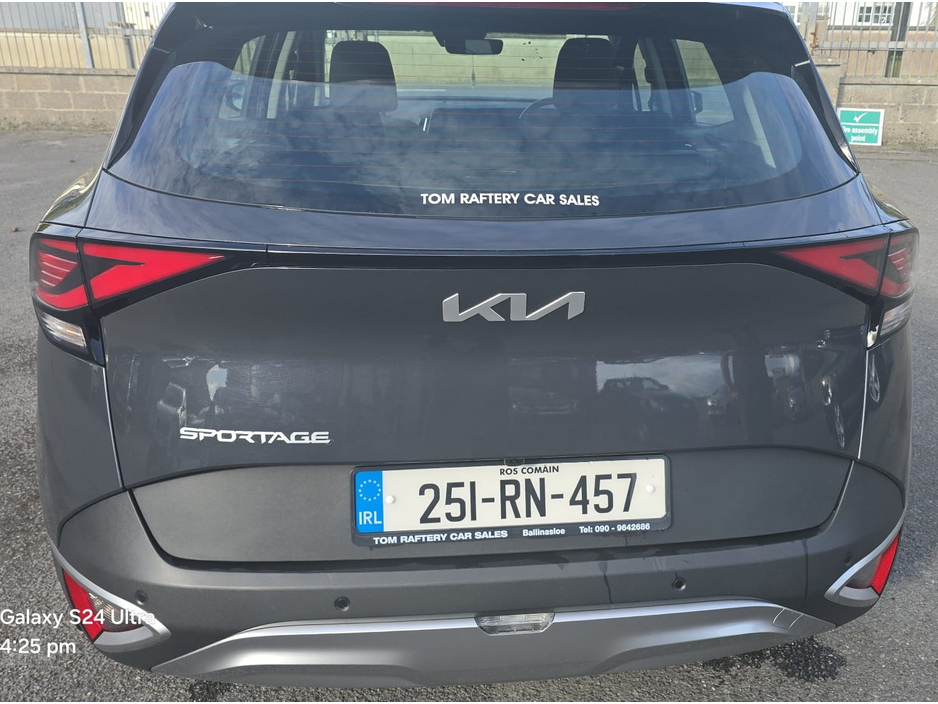 2025 Kia Sportage - image 2