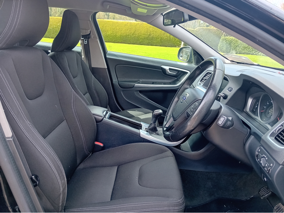 2015 Volvo V60 - image 6
