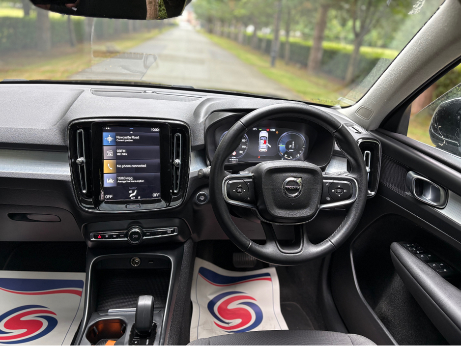 2022 Volvo XC40 - image 3