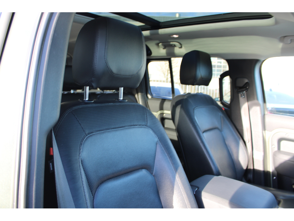 2022 Land Rover Defender - image 16