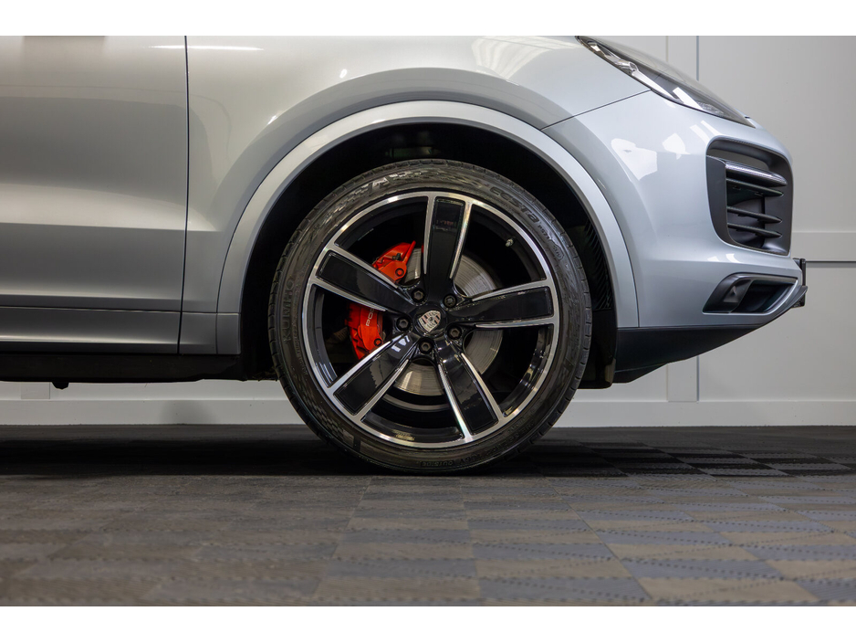 2020 Porsche Cayenne - image 7