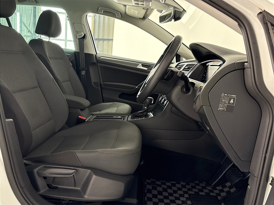 2019 Volkswagen Golf COMFORTLINE**TOUCHSCREEN MEDIA**APPLE CAR PLAY**REVERSE CAMERA**PARKING SENSORS**MULTIFUNCTIONAL STEERING WHEEL**CRUSIE CONTROL**DUAL CLIMATE**CLOTH SEATS**ELECTRIC WINDOWS**AIRCONDITIONING**ISOFIX** €19,495