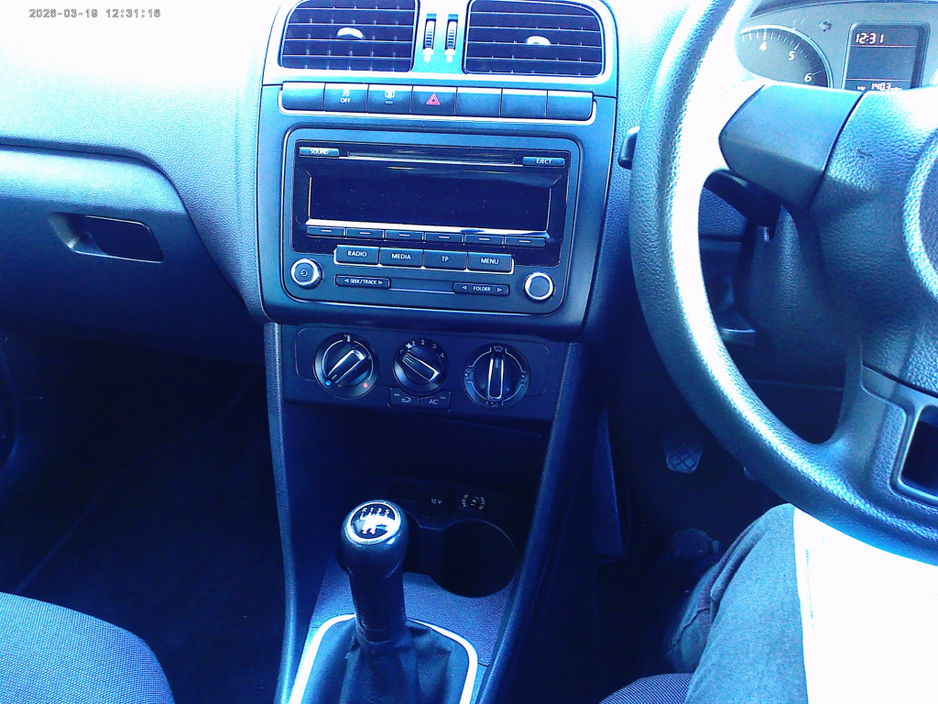 2012 Volkswagen Polo - image 6