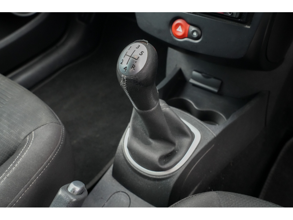 2010 Renault Clio - image 18