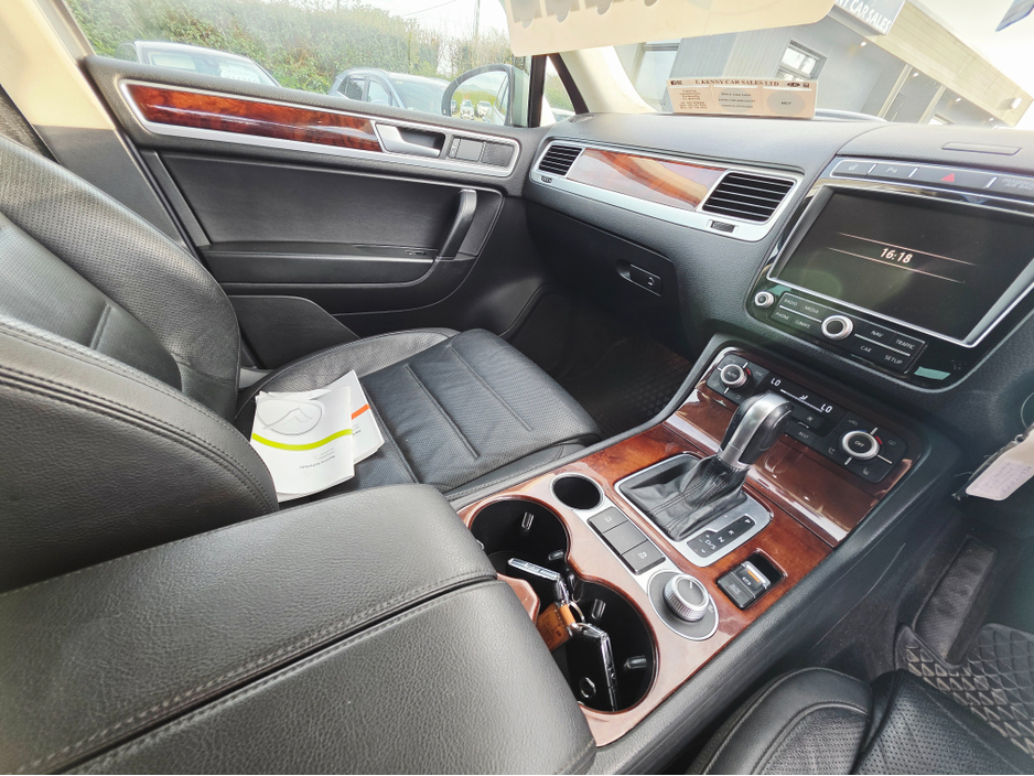 2015 Volkswagen Touareg - image 4