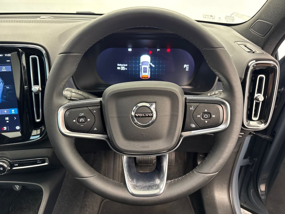 2023 Volvo XC40 - image 13