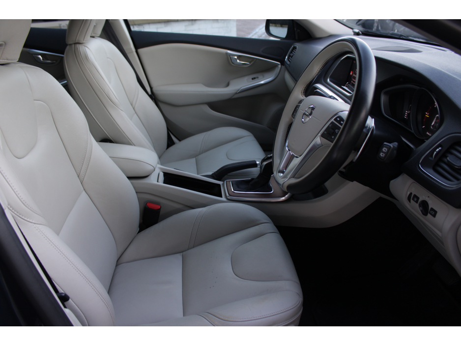 2019 Volvo V40 2.0D4 INSCRIPTION 5DR HATCHBACK AUTO HUGE SPEC  // 1 OWNER CAR // AS NEW CONDITION THROUGHOUT // BUY WITH CONFIDENCE AA AND SIMI APPROVED DEALER 2026 // FINANCE ARRANGED // €19,950