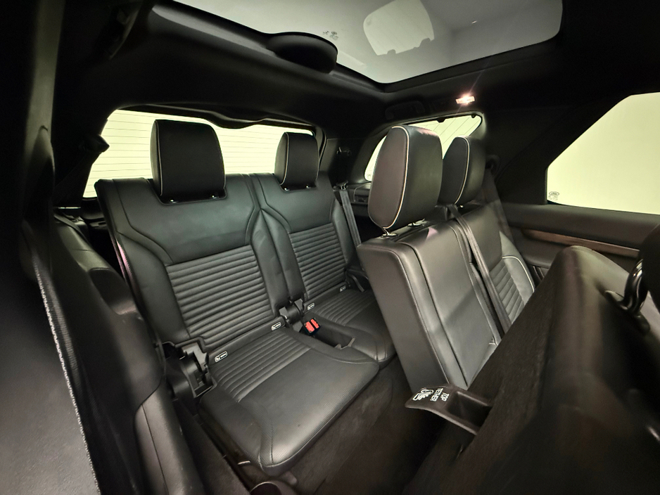 2020 Land Rover Discovery - image 16