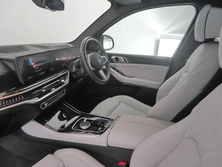 2025 BMW X5 - image 7