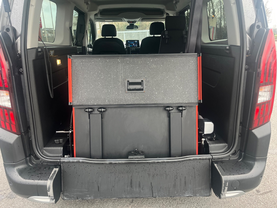 2022 Peugeot Rifter - image 9