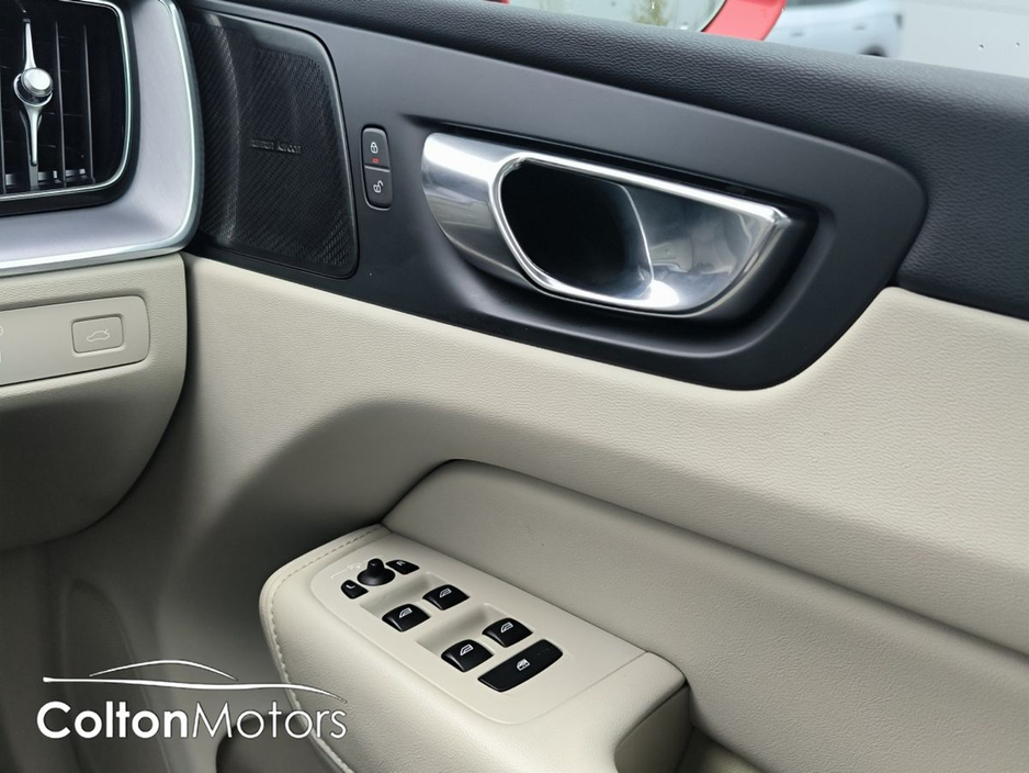 2022 Volvo XC60 - image 22