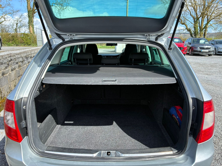 2013 Skoda Superb - image 18