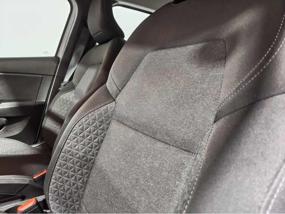 2022 Renault Clio - image 16