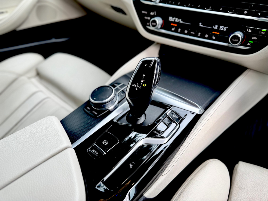 2021 BMW 5 Series - image 21