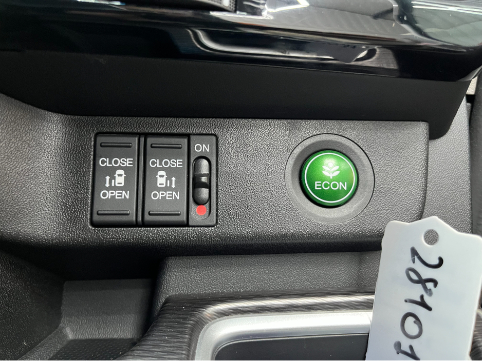 2021 Honda Stepwagon - image 13