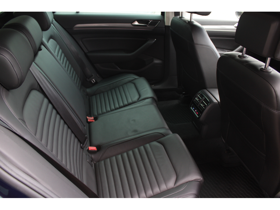 2019 Volkswagen Passat - image 16