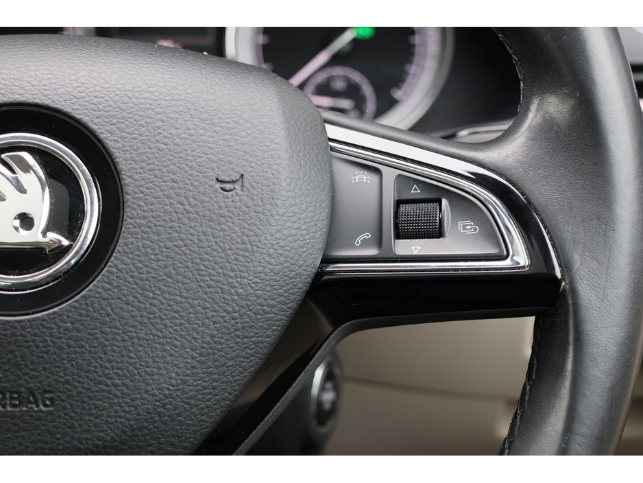 2016 Skoda Superb - image 10