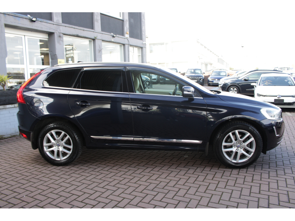 2017 Volvo XC60 - image 3