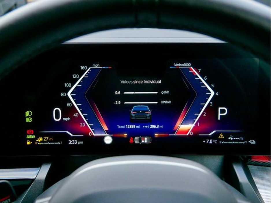 2025 BMW 5 Series - image 24