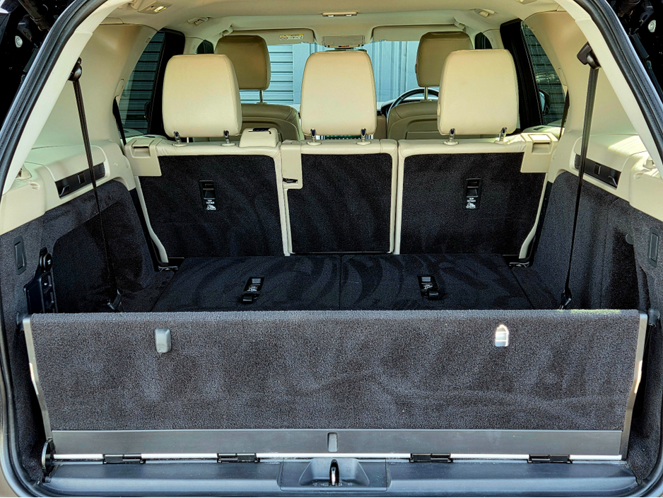 2020 Land Rover Discovery - image 14