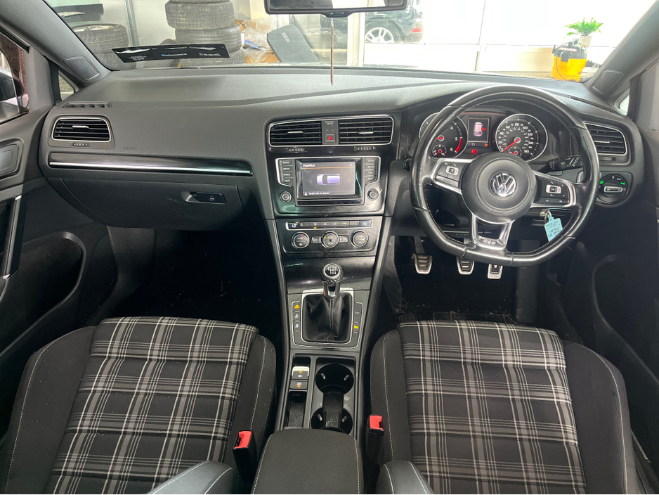 2015 Volkswagen Golf - image 9