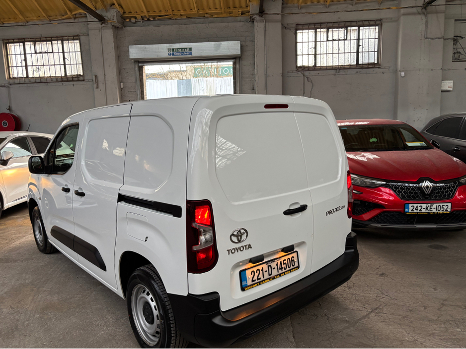 2022 Toyota Proace City - image 12