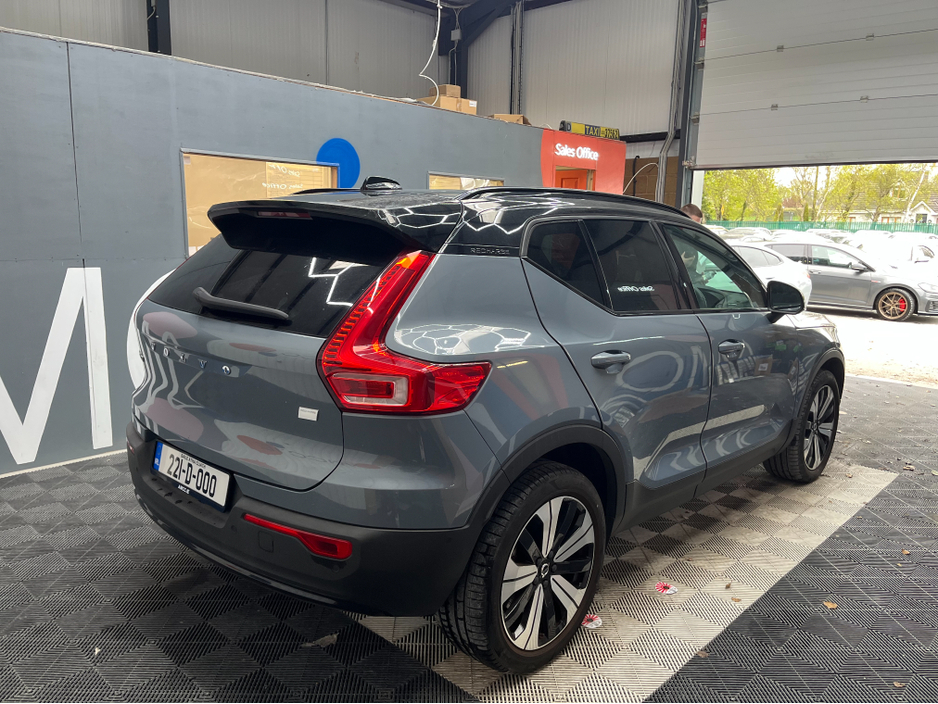 2022 Volvo XC40 - image 2