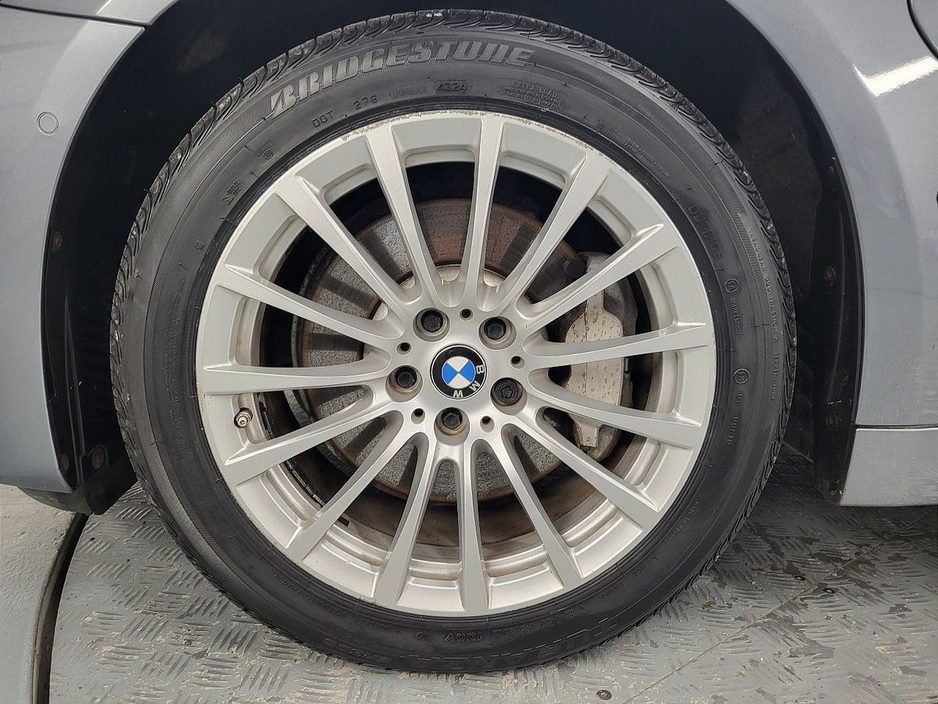 2021 BMW 5 Series - image 14