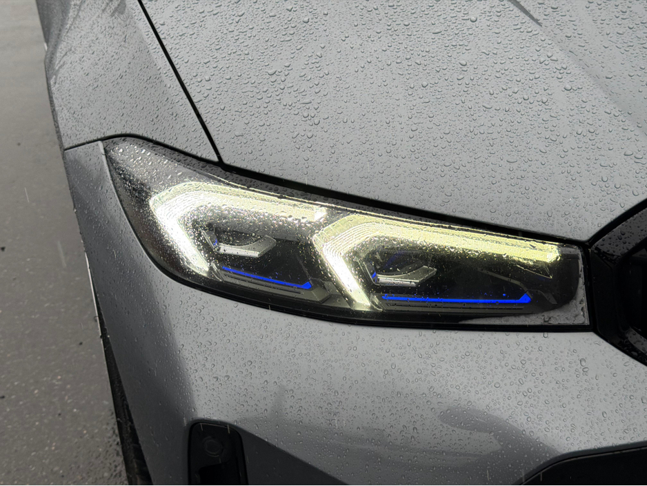 2023 BMW 3 Series - image 10