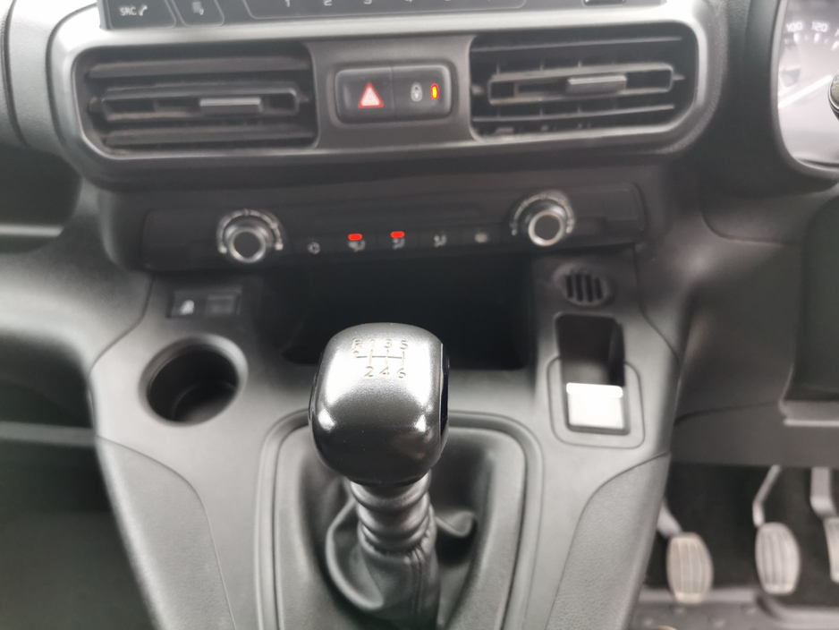 2022 Citroen Berlingo - image 2