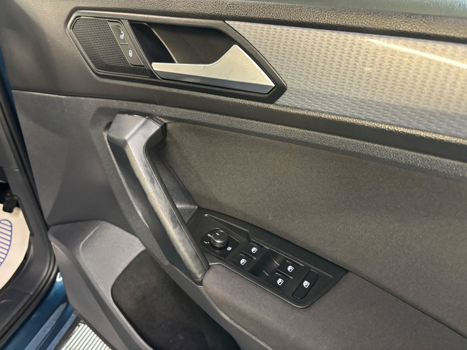 2022 Volkswagen Tiguan - image 10