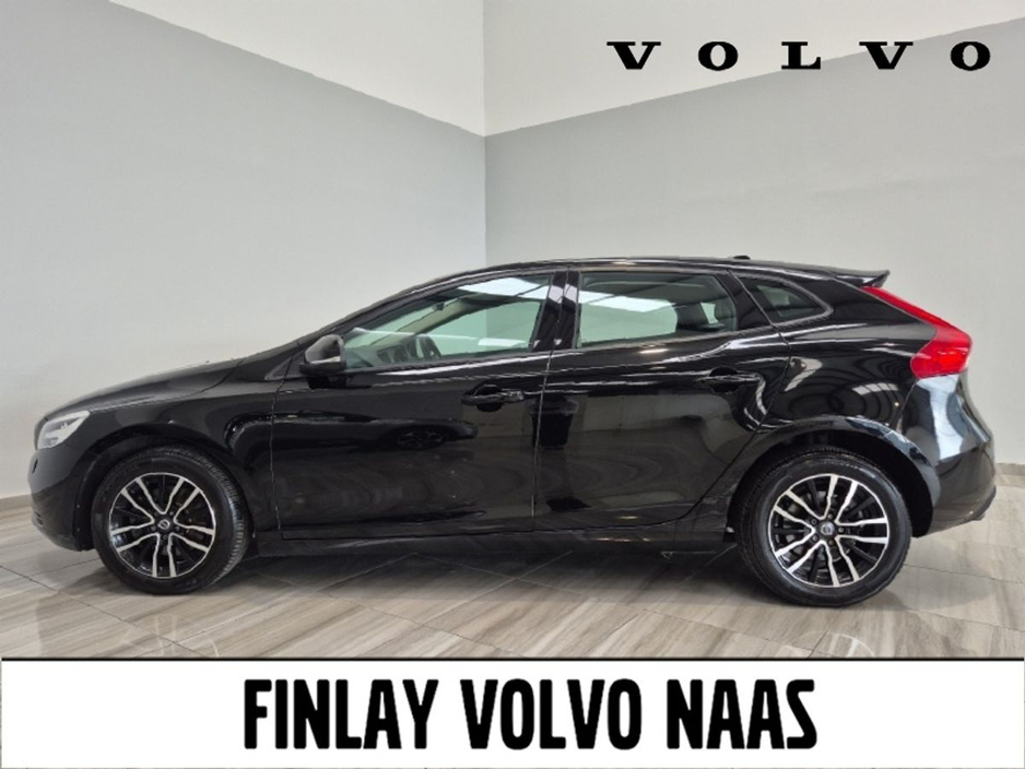 2019 Volvo V40 - image 5