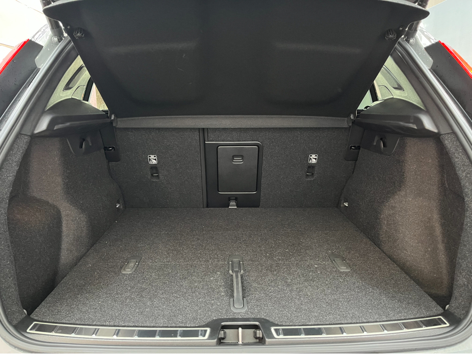 2023 Volvo XC40 - image 8