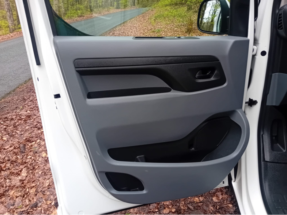 2019 Opel Vivaro - image 16