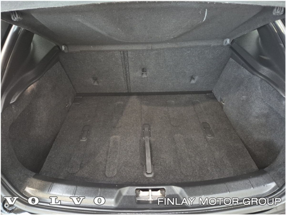 2019 Volvo V40 - image 26