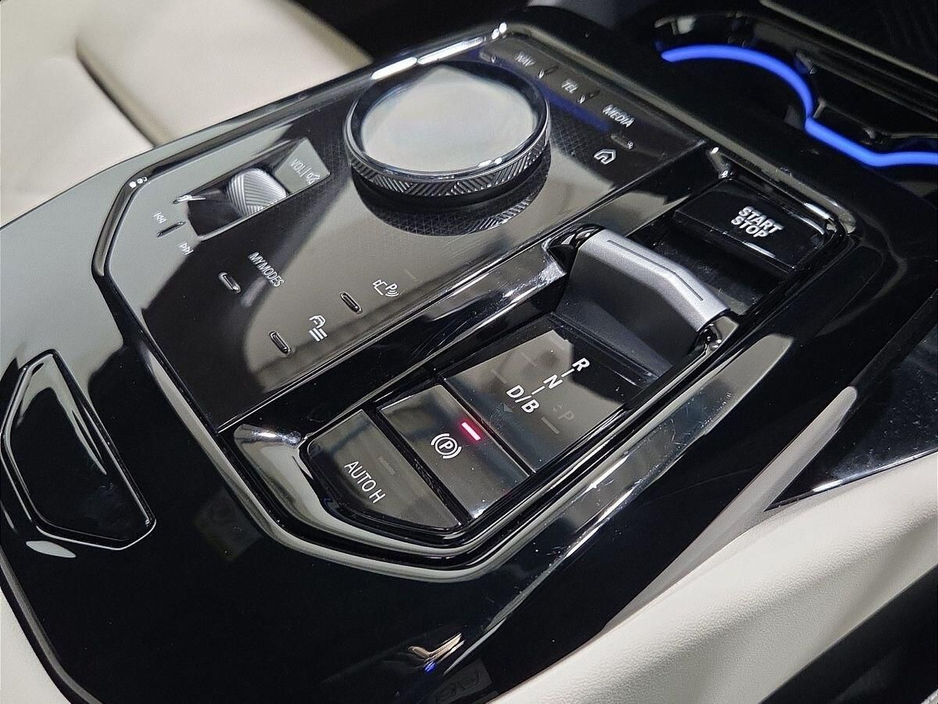 2025 BMW i5 - image 10