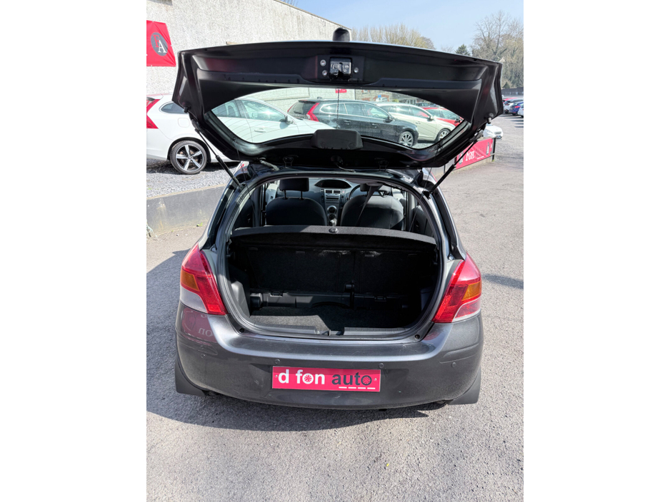 2009 Toyota Yaris - image 12