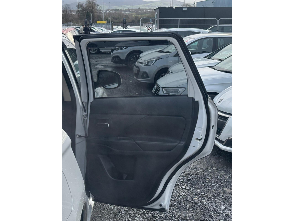 2014 Mitsubishi Outlander - image 12