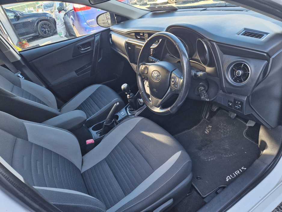 2016 Toyota Auris - image 12