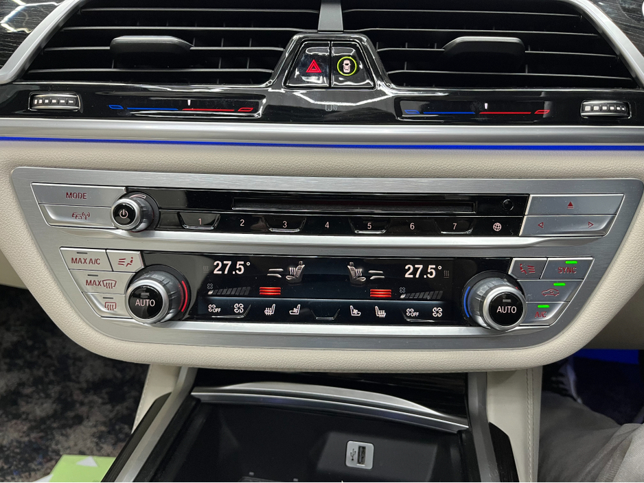 2016 BMW 7 Series - image 28