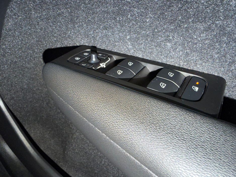 2021 Volvo XC40 - image 19