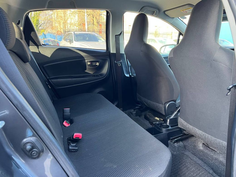 2018 Toyota Yaris - image 8