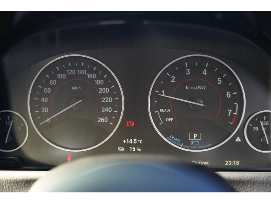 2016 BMW 3 Series - image 11