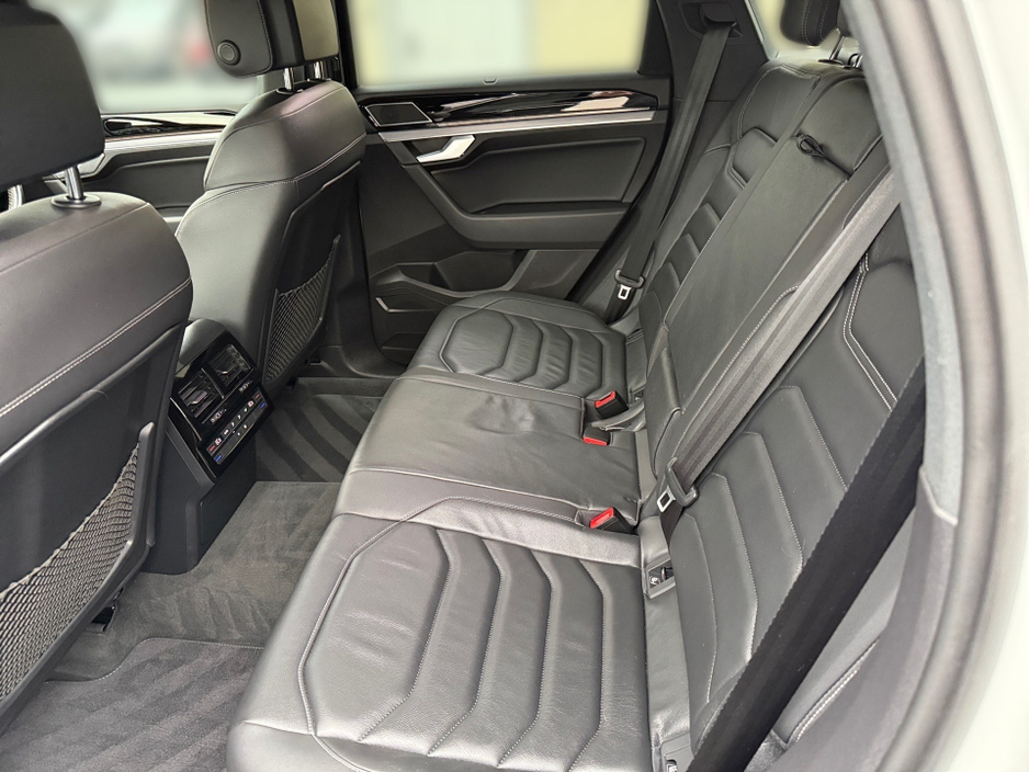 2019 Volkswagen Touareg V6 R-LINE TECH 3.0 TDI **286 BHP**REVERSE CAMERA**BODY KIT**BLACK PACK**XENONS**MEMORY SEATS**FSH**MINT** €52,750