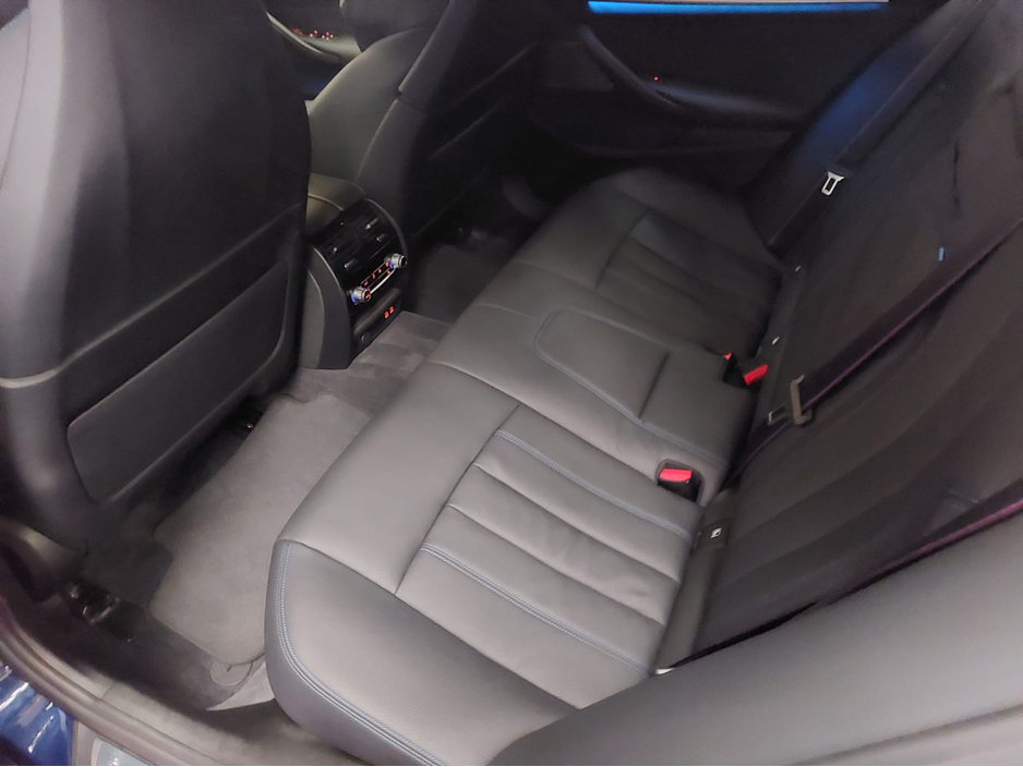 2020 BMW 5 Series - image 11