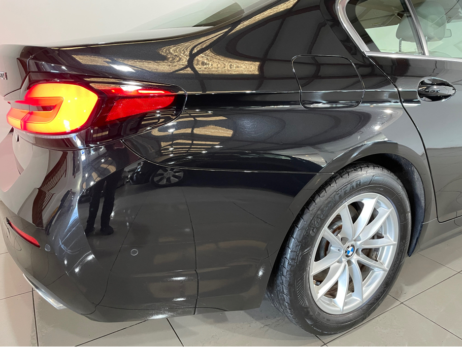 2021 BMW 5 Series - image 9